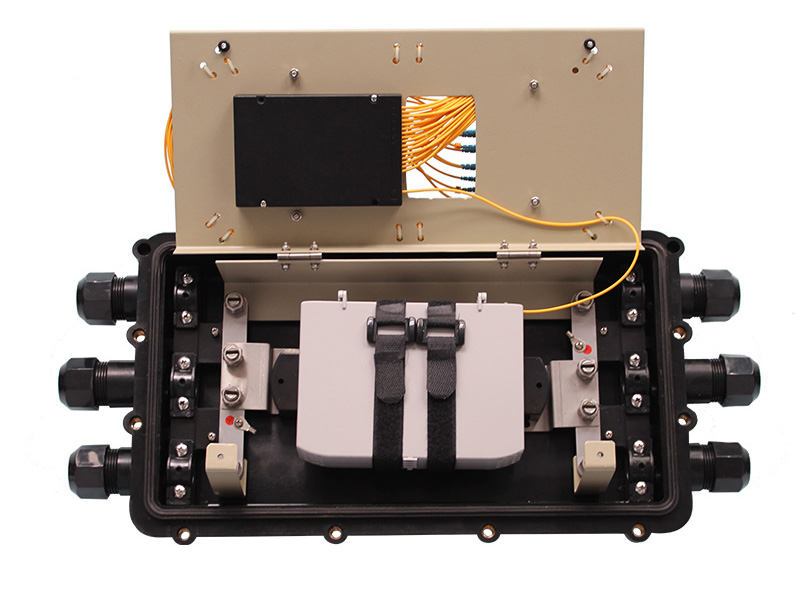 PLC splitter module in fiber splice closure