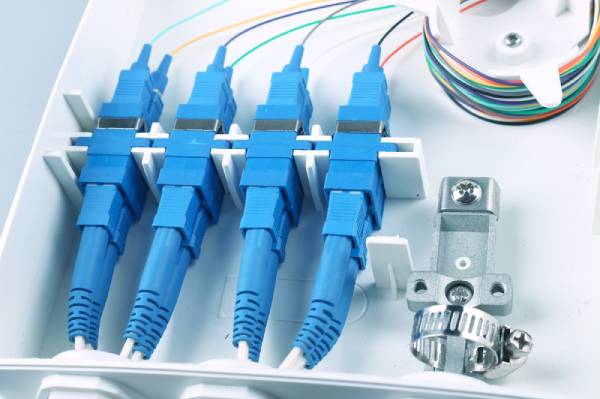 ftth 1x8 fiber splitter box,3 cable glands 7 12mm, sliding shackle cover, 8 sc adapter bracket, white