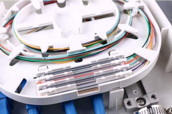 ftth 1x8 fiber splitter box,3 cable glands 7 12mm, sliding shackle cover, 8 sc adapter bracket, white