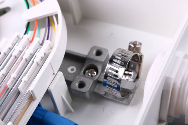 ftth 1x8 fiber splitter box,3 cable glands 7 12mm, sliding shackle cover, 8 sc adapter bracket, white