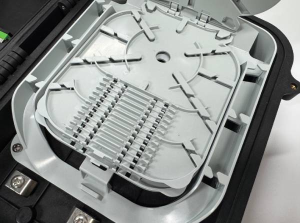 new 1x8 splitter ftth termination box outdoor pole / wall mount, black pp+gf material, ip65, 36 cores splicing,3 inlet 12mm, 8 outlet 2x3mm sc connectors