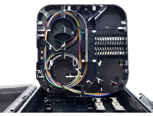ftth fiber optic distribution unit 16 sc adapters, 16 flat drop cable exits, 2 cable glands pg13, black, aerial, pole, wall mounted