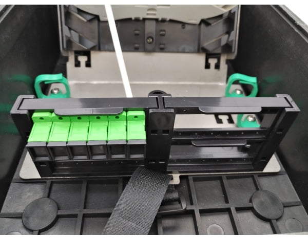 ip68 fiber optic box outdoor for ftth drop cable 2mm 4mm 7mm, 24 pcs waterproof plugs,3pcs 1x8 splitter distribution with 24 sc connectors