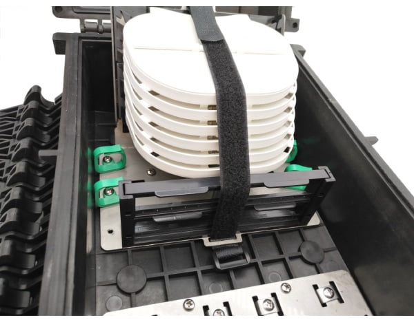 ip68 fiber optic box outdoor for ftth drop cable 2mm 4mm 7mm, 24 pcs waterproof plugs,3pcs 1x8 splitter distribution with 24 sc connectors