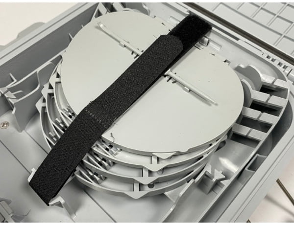 8 port fiber splitter box sc connectors with waterproof plug with rubber boot, ip65, white