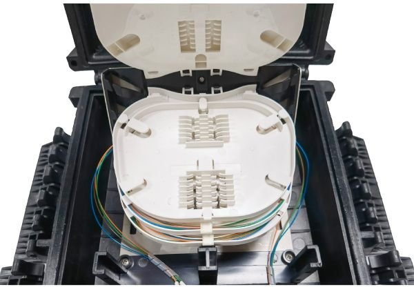 ip68 outdoor pole mount 8 port ftth splitter box for 1x8 passive splitter steel tube, with splice tray for splicing and splitting, 2 uncut cable ports with corning adapter