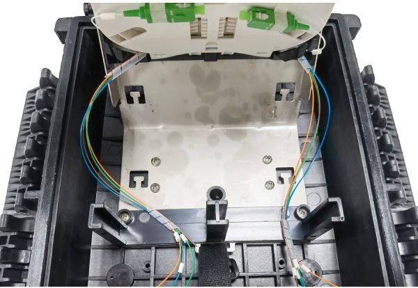 ip68 outdoor pole mount 8 port ftth splitter box for 1x8 passive splitter steel tube, with splice tray for splicing and splitting, 2 uncut cable ports with corning adapter