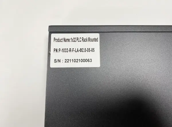 19inch 1u rack mount plc splitter 1x32 lc connectors, colored pigtails 2.0mm g657a1 fiber, top left sticker,lc/apc duplex adapters