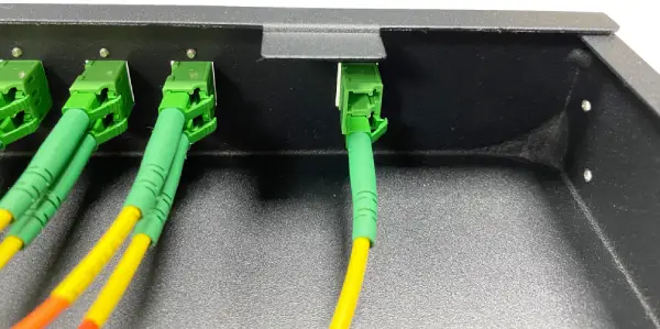 19inch 1u rack mount plc splitter 1x32 lc connectors, colored pigtails 2.0mm g657a1 fiber, top left sticker,lc/apc duplex adapters