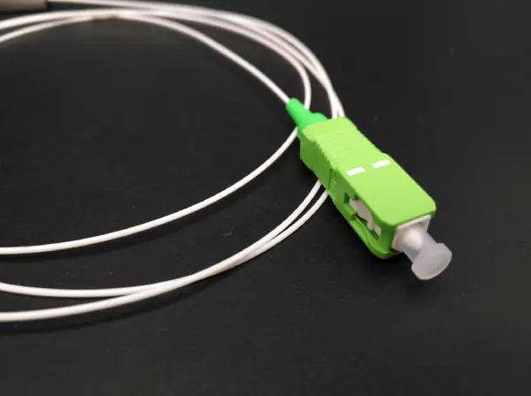 1x4 optical splitter sc apc connectors, input pigtail white, output colored pigtails blue orange green brown loose tube, 900um, g657a1 fiber