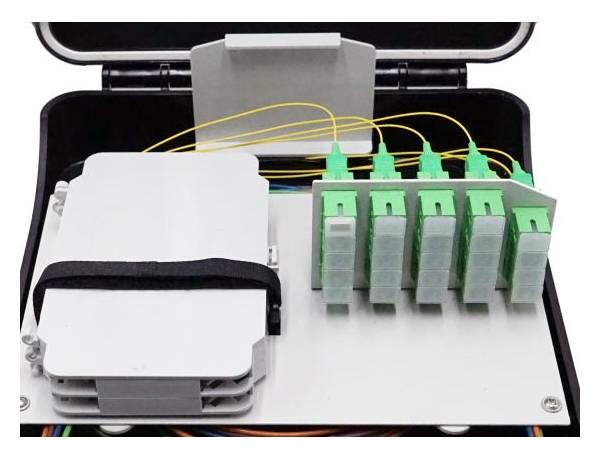 2 in 5 out round rubber seal fiber distribution box, 24 cores single fiber splicing with 2 splice trays, 24 sc adapters, wall pole mount