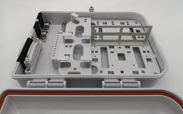 outdoor 24 fibers fat box in ftth network, 2pcs 1x8 splitter,1x16 splitter(unload),16 sc adapters, wall / pole mount, abs white