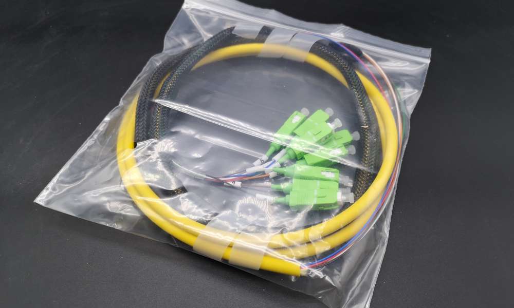 8 core fiber pigtail assembly , distribution cable yellow lszh, fanout 0.9mm sc apc connector green 1mts