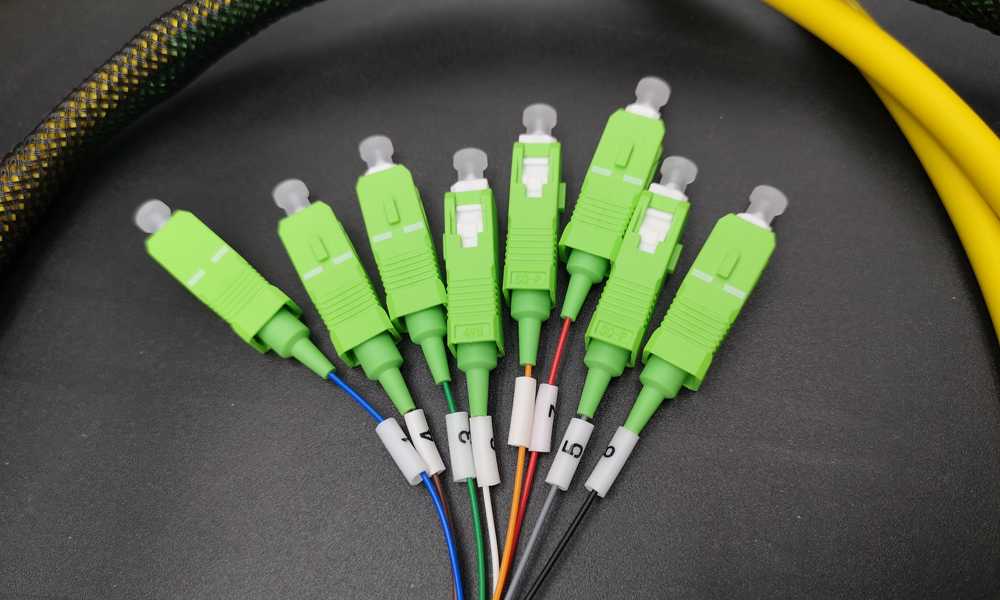 8 core fiber pigtail assembly , distribution cable yellow lszh, fanout 0.9mm sc apc connector green 1mts
